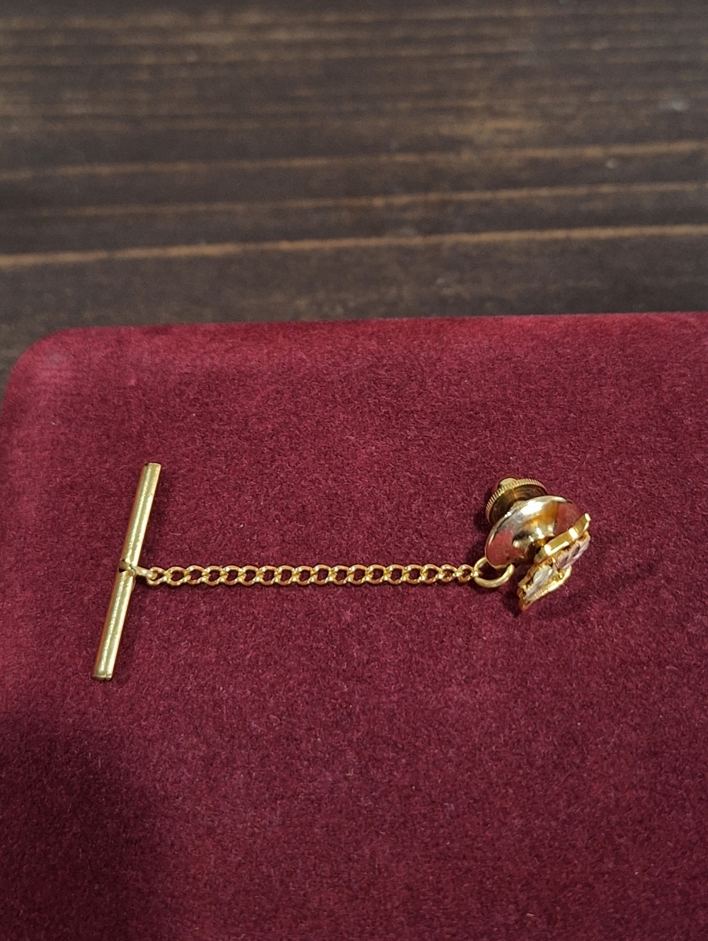 Landstrom’s Black Hills Gold Tie Tack 10K Leaf Accent Classic Chain Bar